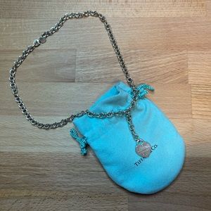 Tiffanys drop heart necklace // silver